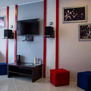 Rock First Line Apart Otel